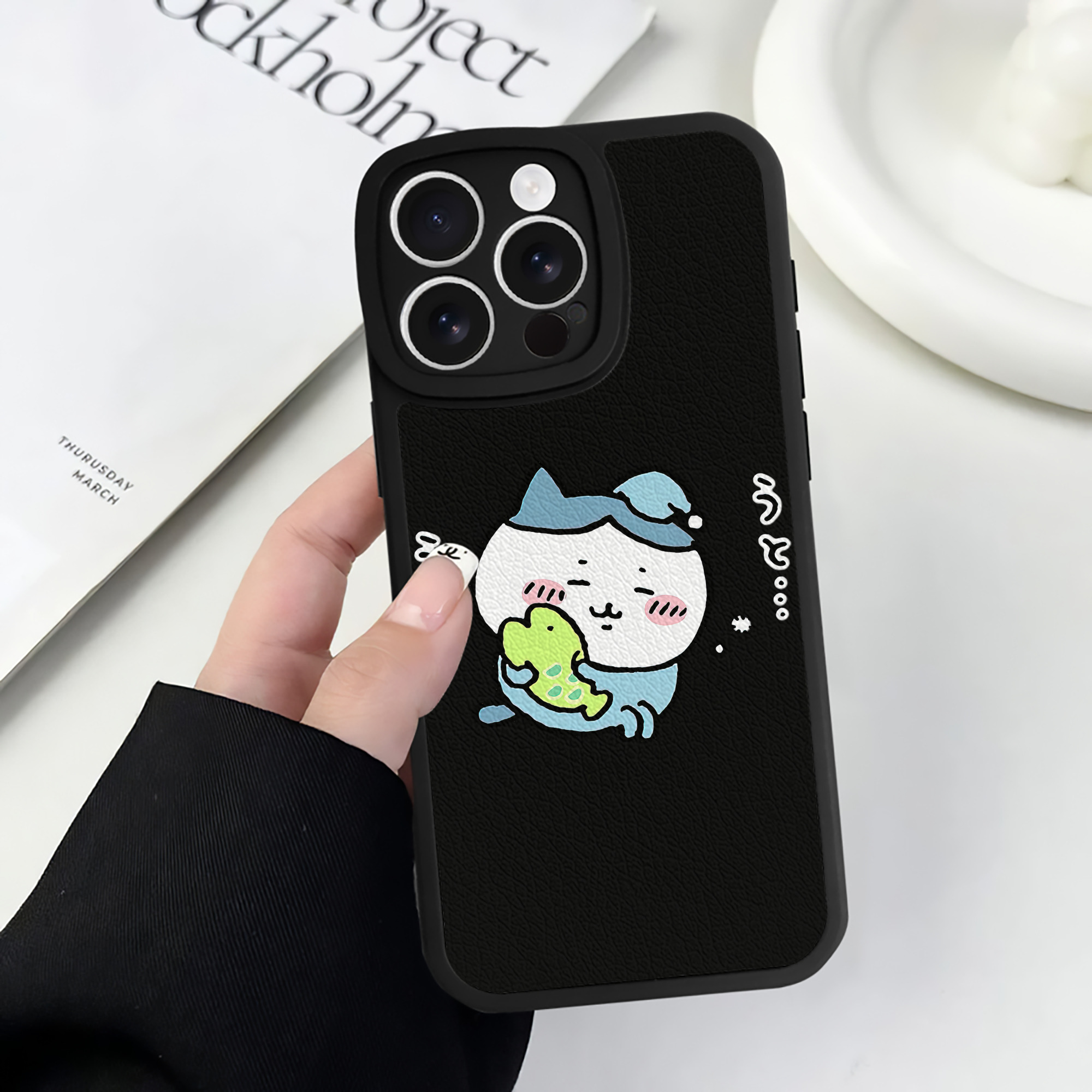 （画像用） ちいかわ ハチワレ Chii-kawa hachiware 【iPhone 16シリーズ対応】シリコンスマホケース（レザー調） 材質：シリコン